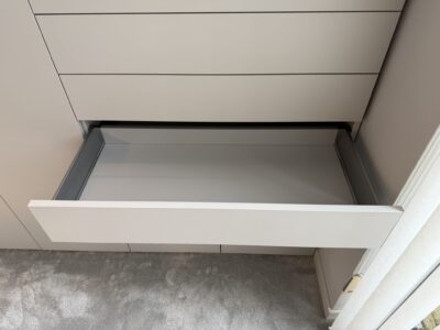 Lege lades zoals die bij vrijwel iedere keuken worden geleverd