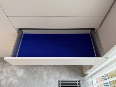 De bodem is bekleed met zelfklevend vilt en het front weer gemonteerd