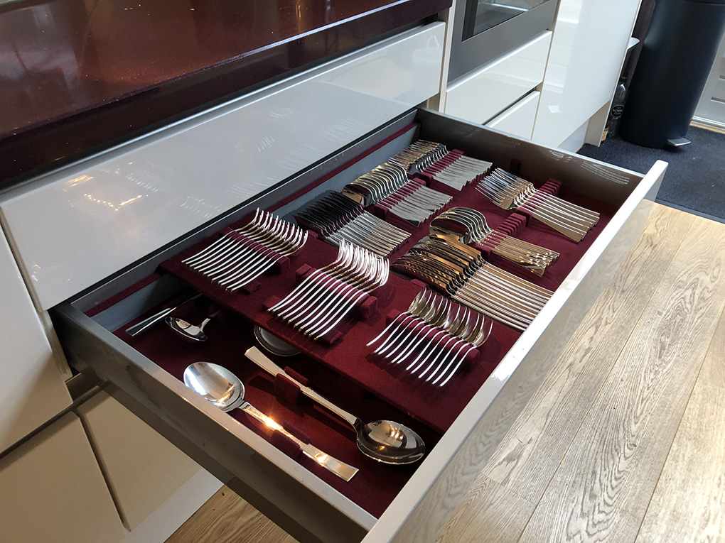 Een stukje noeste huisvlijt zorgt voor een prachtige besteklade met twee lagen