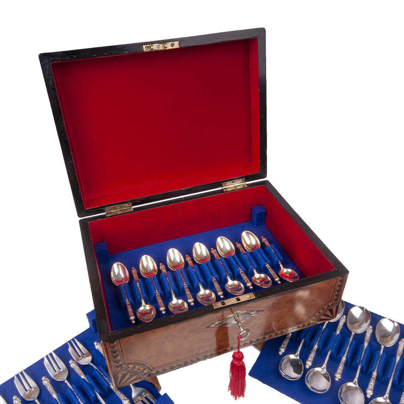 Interieur van een oud juwelenkistje omgebouwd tot koffertje voor koffielepels en gebaksvorkjes