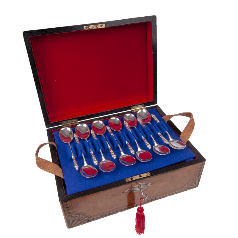 Een oud juwelenkistje omgebouwd tot koffertje voor koffielepels en gebaksvorkjes