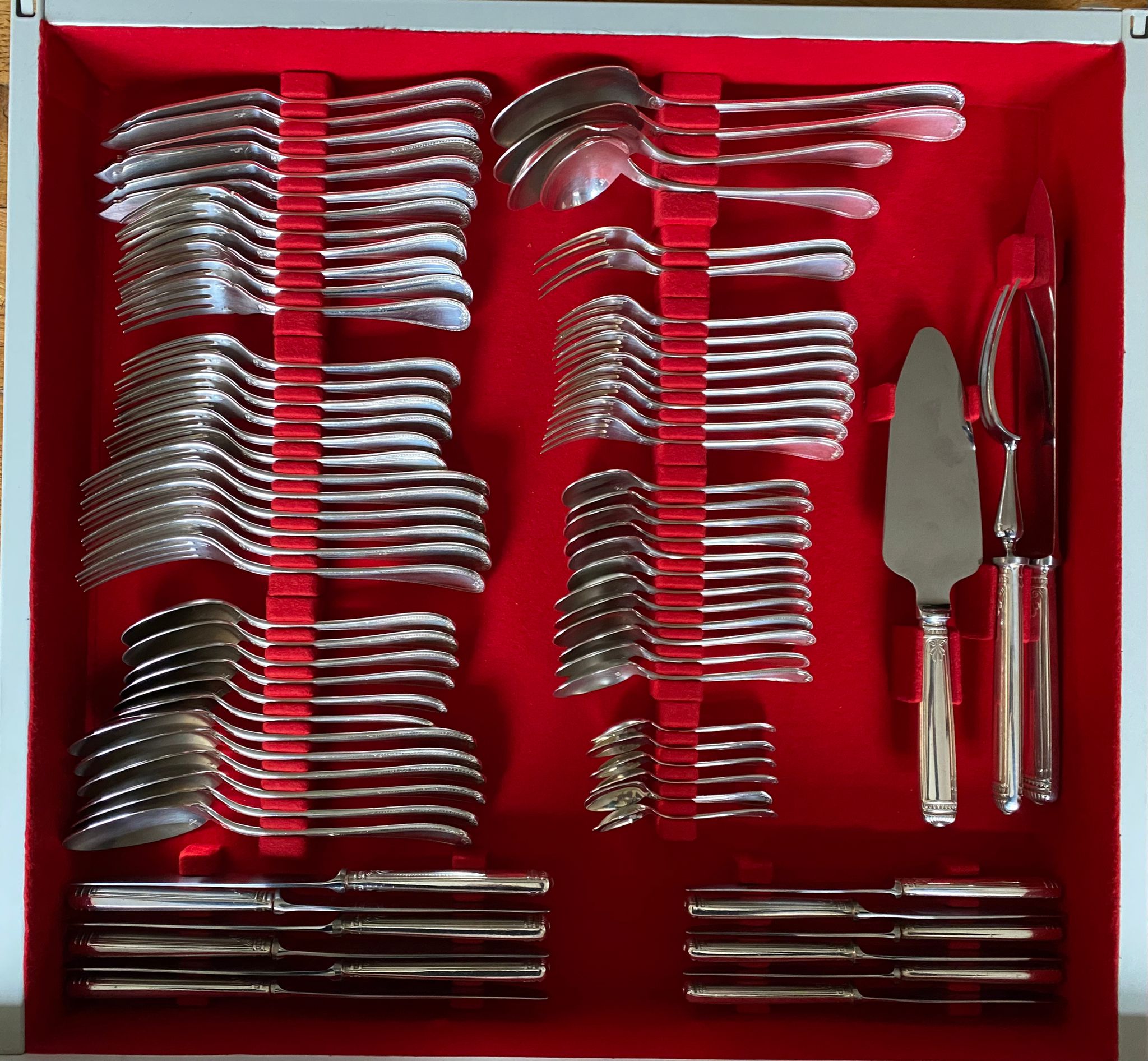 Lade ingericht met zilver bestek